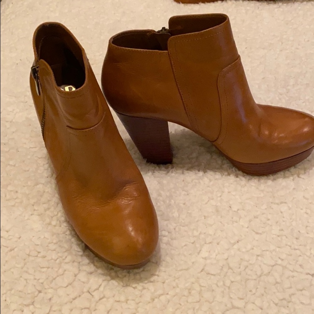 Gianni Bini camel platform booties
